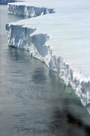 Helicopter view Ross Iceshelf Antarctica. © Etienne Pierart